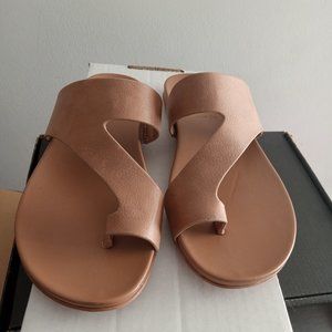 Naturalizer Women's Genn GEN N Bolt Tan flats Sandals slip ons EUC sz 6.5 WIDE